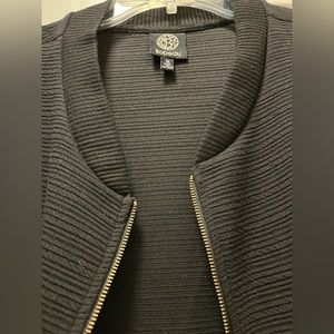 Bomber style casual jacket, textured black from Bobeau. Has gold hardware